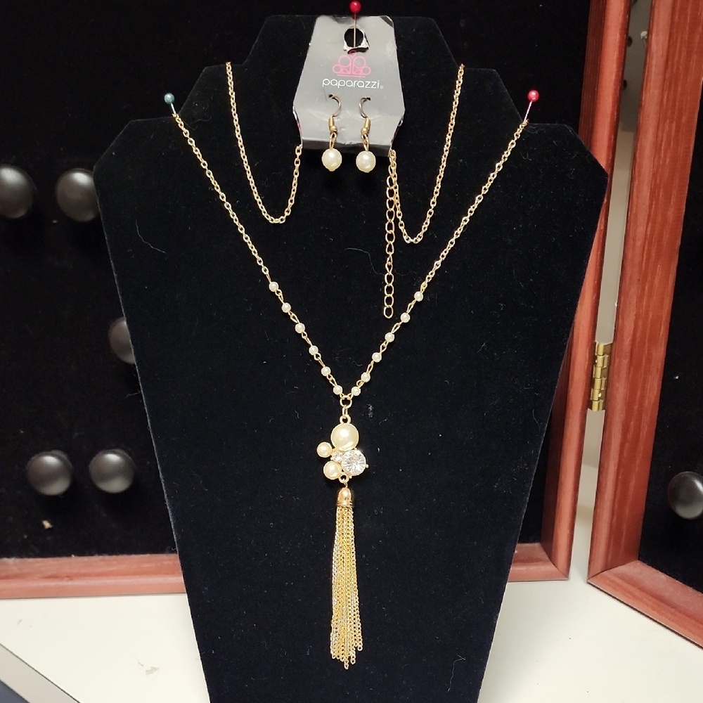 Paparazzi Necklace - Uniquely Uptown - White/Gold